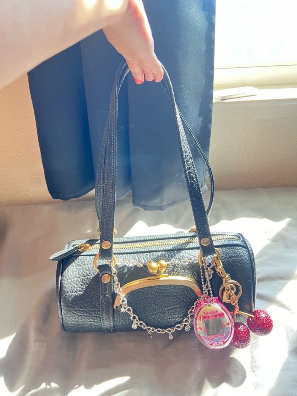 Coach Kisslock Barrel Bag in black pebbled leather - Picture 3 of 7